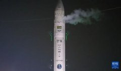 原题：年轻人用本人的体例驱逐新年辞别2025